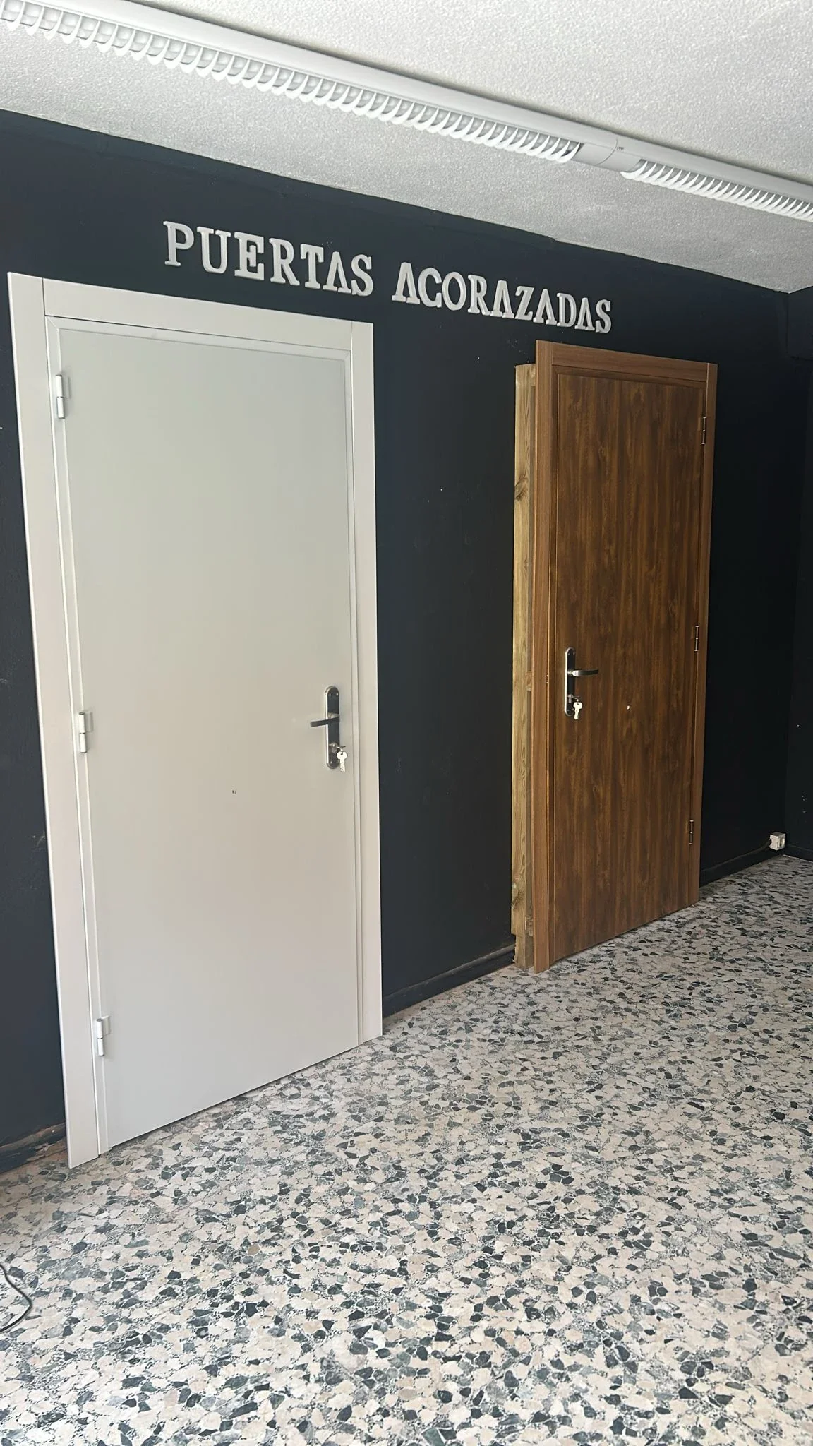 Puerta acorazada expuesta en tienda de cerrajería en Lloret de Mar