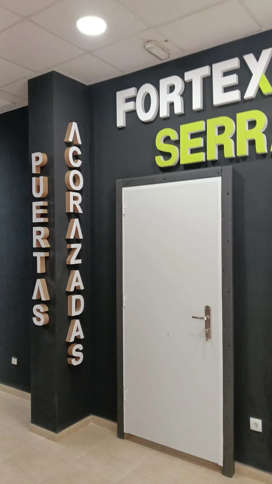 Exposición de puertas acorazadas en Pineda de Mar