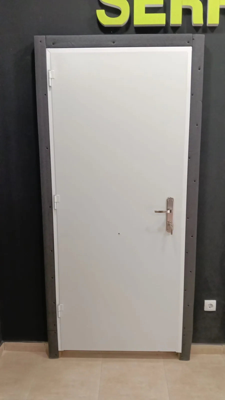 Puerta acorazada blanca en Pineda de Mar