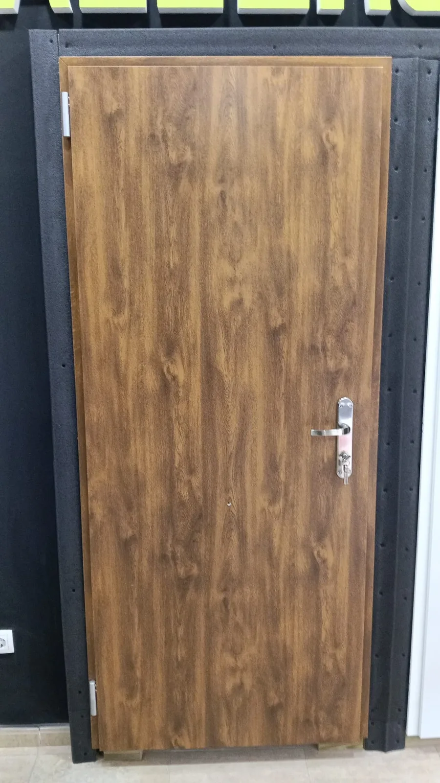 Venta de puerta acorazada de madera en Pineda de Mar
